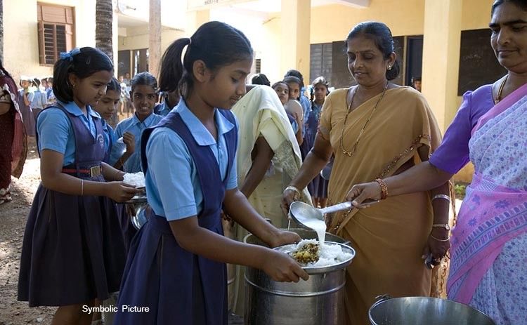 कानपुर: मिड-डे मील खाने से 21 बच्चे बीमार, स्कूल प्रिंसिपल बर्खास्त