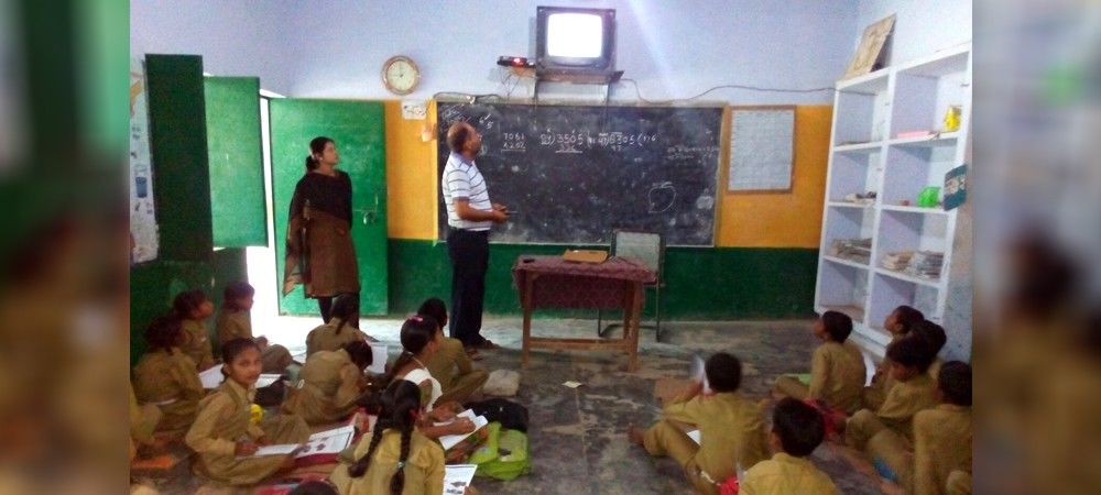 इस प्राथमिक विद्यालय में बच्चे टीवी देखकर करते हैं पढ़ाई