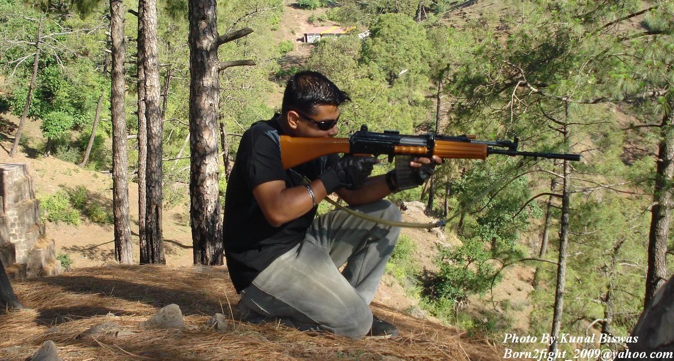 शिकारियों को देखते ही गोली मारने के आदेश पर विवाद के बीच बदले गये पार्क निदेशक 