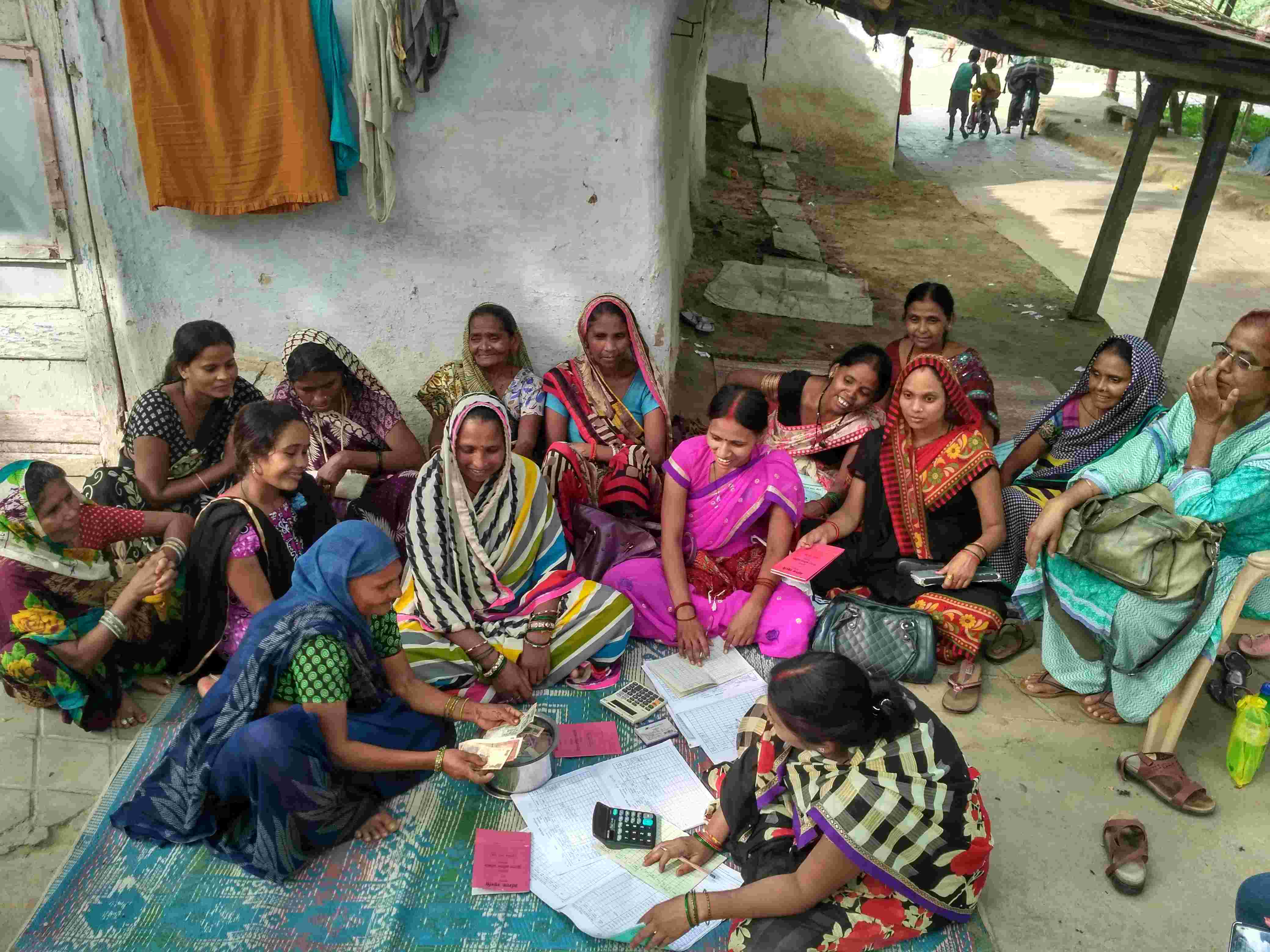 महिला मजदूरों ने पाई-पाई जोड़कर जमा किये खातों में करोड़ों रुपए