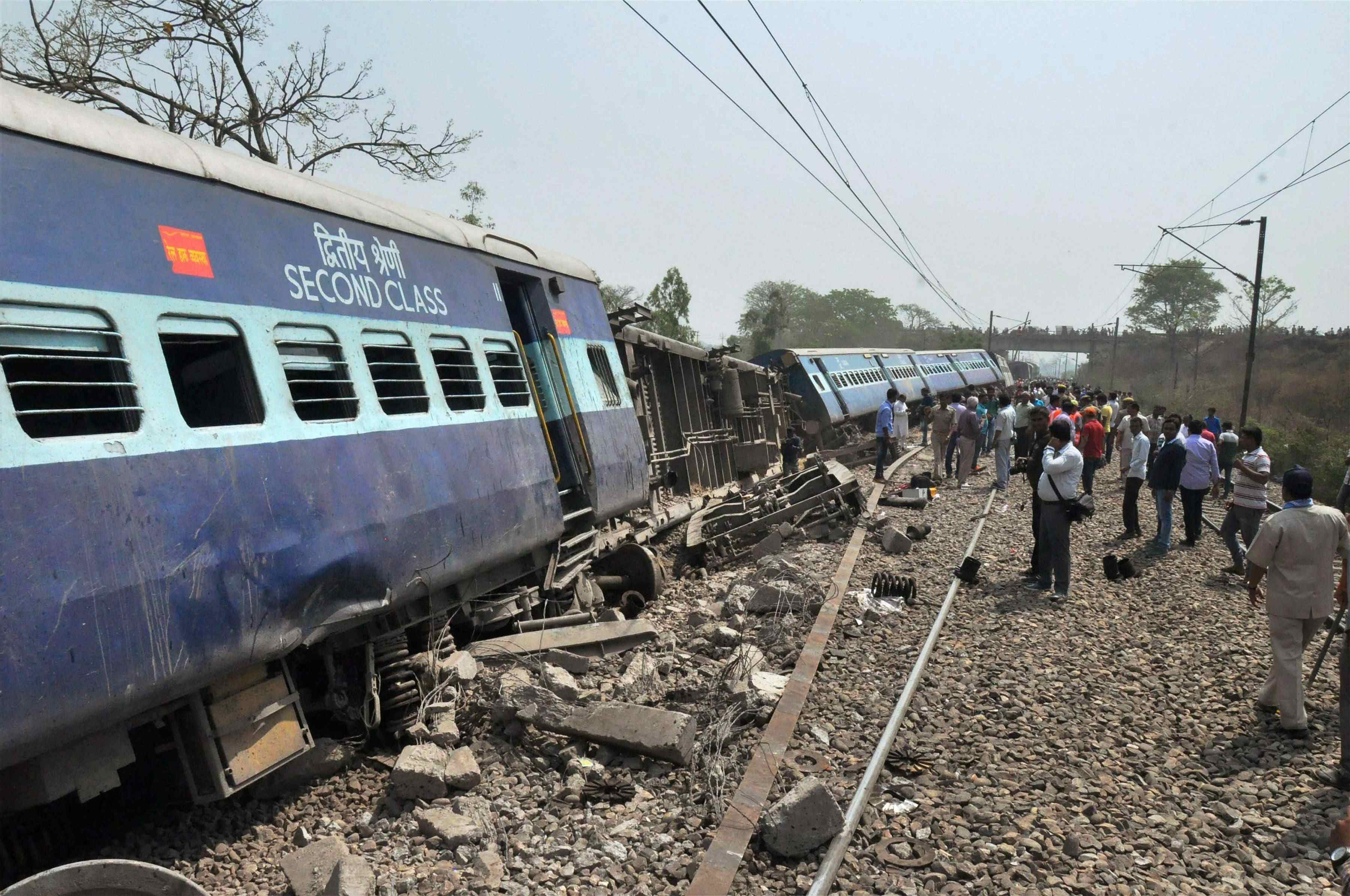 राज्य रानी एक्सप्रेस के पटरी से उतरने के मामले में रेलवे ने तोड़फोड़ के  दिए संकेत