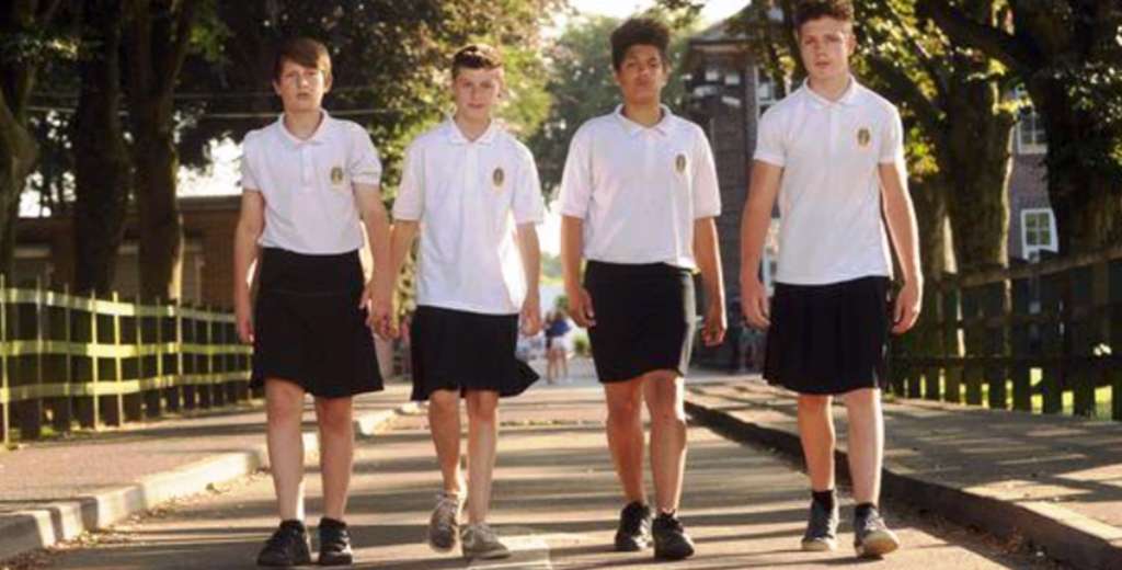 लंदन में शार्ट्स पर पाबंदी के विरोध में लड़के स्कूल में स्कर्ट पहन कर आए 