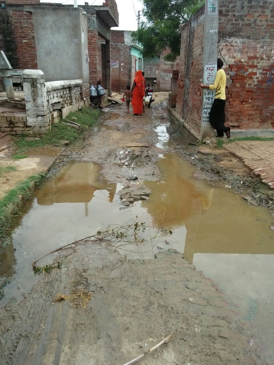 बरसात में गंदा पानी भरने से ग्रामीणों को हो रही परेशानी