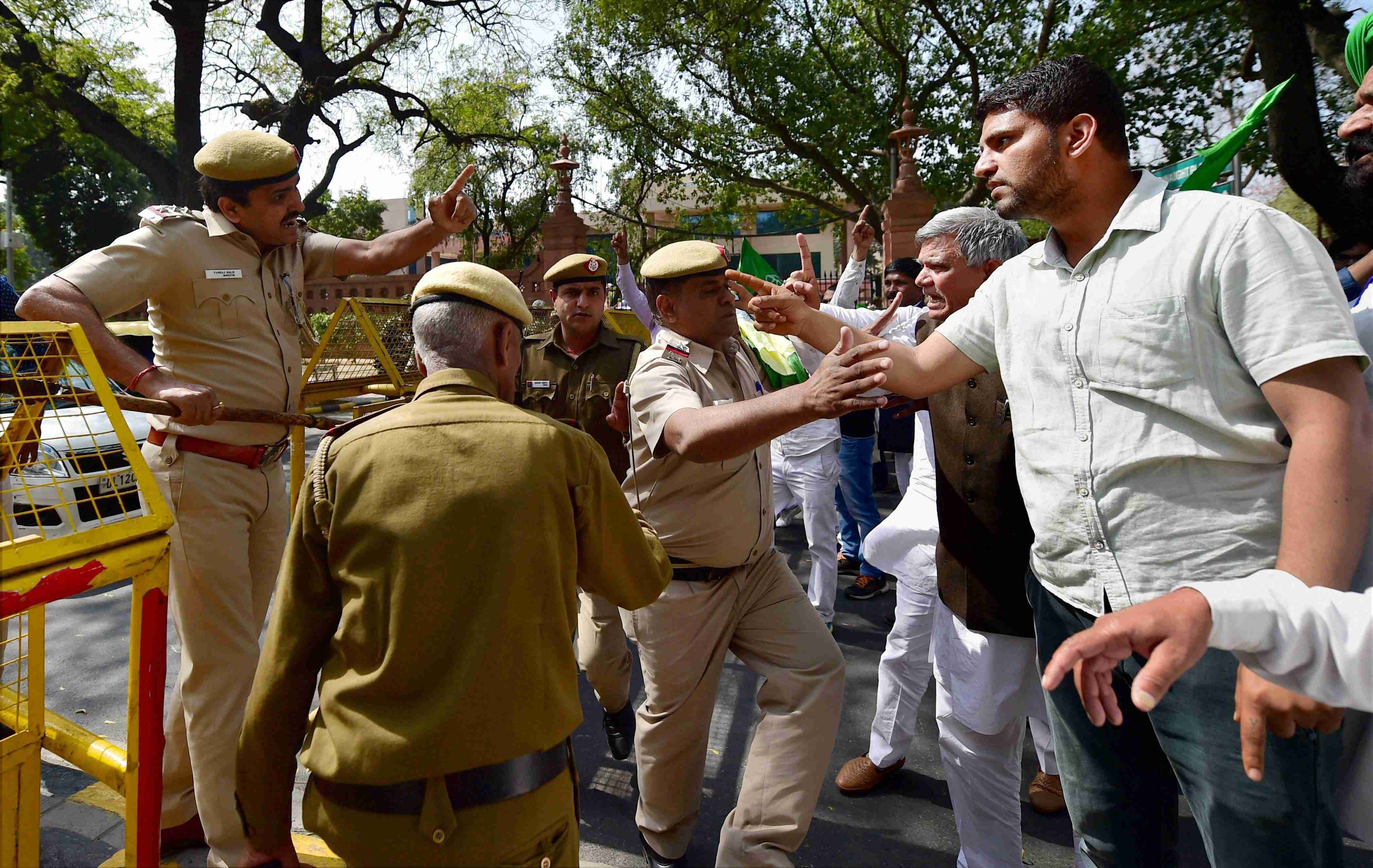 एसवाईएल मुद्दा: इनेलो समर्थकों का दिल्ली में प्रदर्शन, पुलिस का लाठीचार्ज  