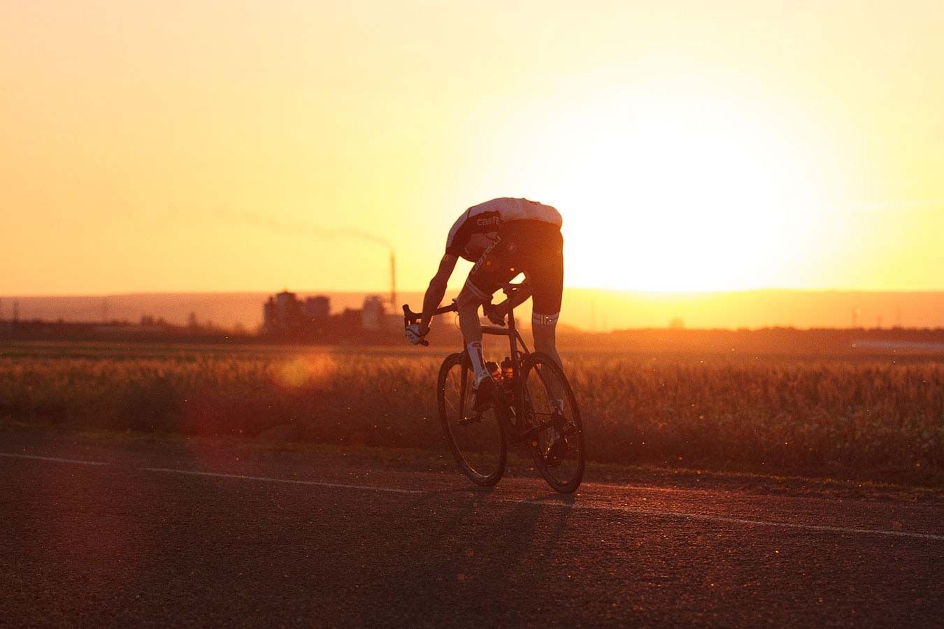 एक विशेष मुहिम के लिए साइकिल से नाप रहे हैं विदेश की दूरी