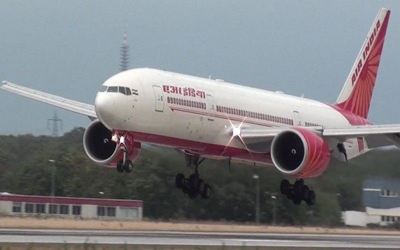 एयर इंडिया के विमान से टकराया पक्षी