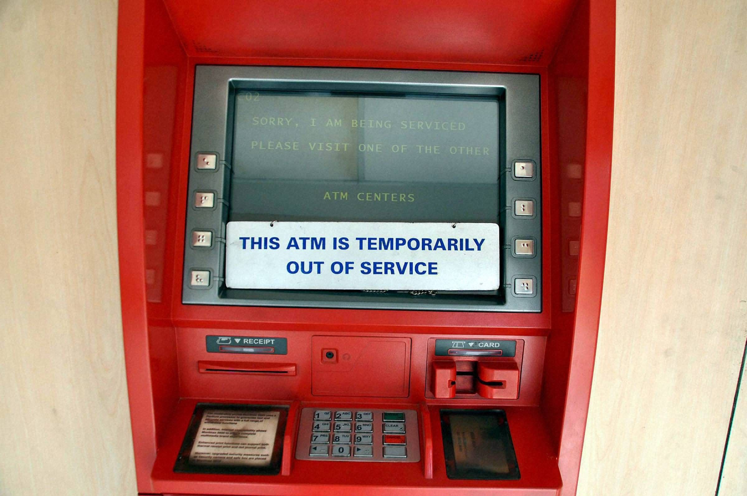 तीन हफ्ते और काम नहीं करेंगे एटीएम, मशीन में नहीं समा रहे 2000 रुपए के नए नोट