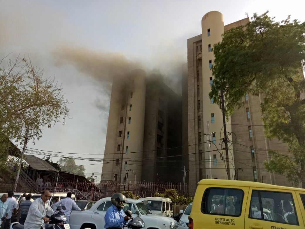 लखनऊ के बापू भवन सचिवालय के दूसरे फ्लोर पर लगी आग, कई बड़े सरकारी दफ्तर हैं इस फ्लोर पर, देखें तस्वीरें