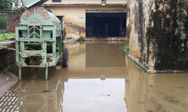 यूपी : बहराइच में इफको यूरिया गोदाम में भरा बारिश  का पानी, हजारों रुपये की यूरिया बर्बाद 