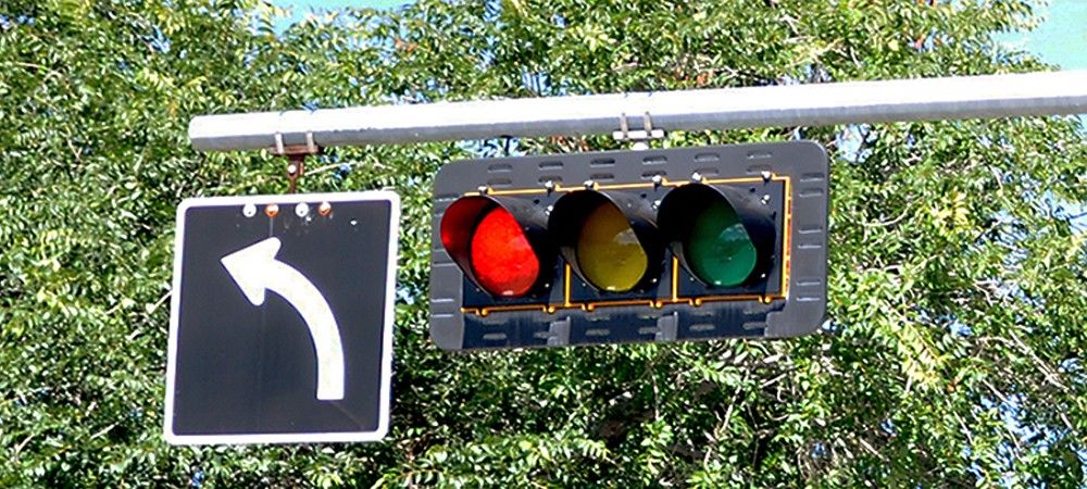 रोचक : ट्रैफिक सिग्नल में लाल, पीले और हरे रंग का ही इस्तेमाल क्यों होता है ? यहां जानिए 