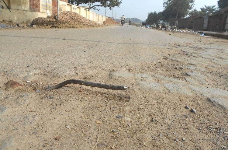 मैनपुरी में सड़कों से झांकती मौत