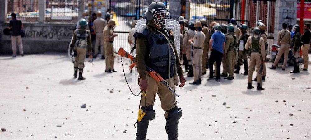 कश्मीर में आतंकवादियों ने पुलिसकर्मियों से छीनीं राइफल