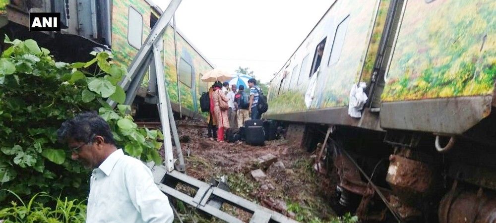 महाराष्ट्र में ट्रेन हादसा, इंजन सहित नागपुर-मुंबई दुरंतो एक्सप्रेस के पांच डिब्बे पटरी से उतरे