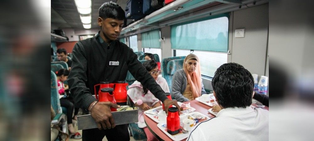 रेलवे ने शुरू की वैकल्पिक कैटरिंग व्यवस्था, अब ट्रेन में जरूरी नहीं होगा खाना लेना 
