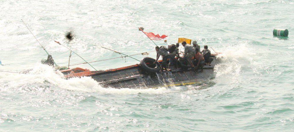 गुजरात : भारतीय तटरक्षक बल ने डूबती नौका से छह नाविकों की बचाई जान
