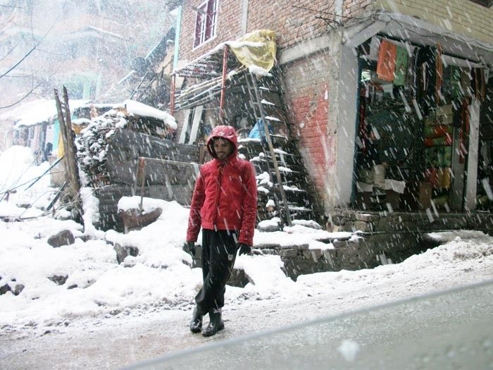 कश्मीर में भारी हिमपात, जम्मू-श्रीनगर राष्ट्रीय राजमार्ग बंद
