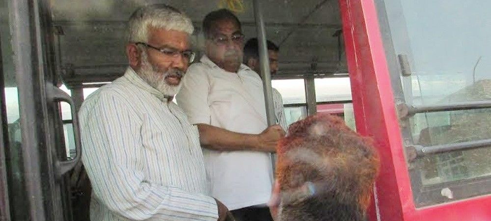 यूपी: परिवहन मंत्री बस में चढ़े, यात्रियों से पूछी परेशानी