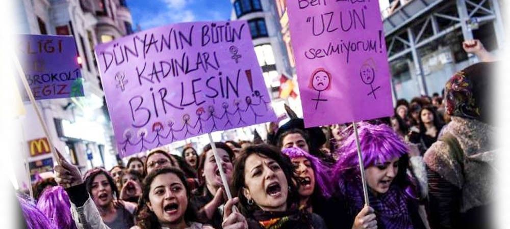 महिला अधिकारों को लेकर तुर्की में दस हजार महिलाओं ने निकाला मार्च 