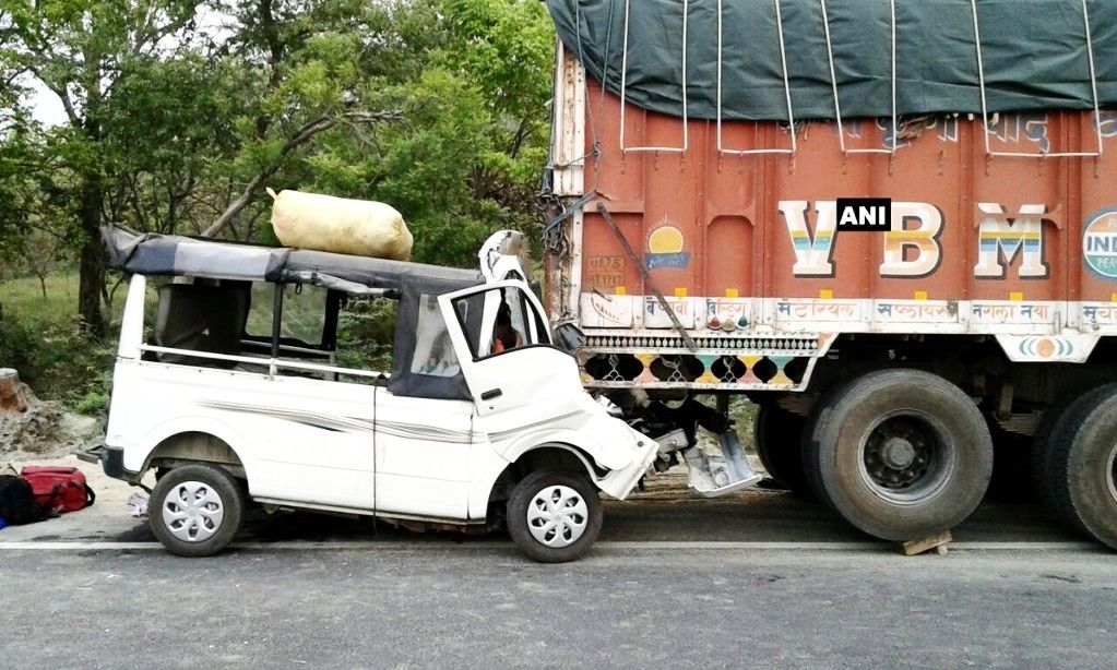 लखीमपुर में ट्रक से टकराई वैन, 13 लोगों की मौत, चार गंभीर घायल