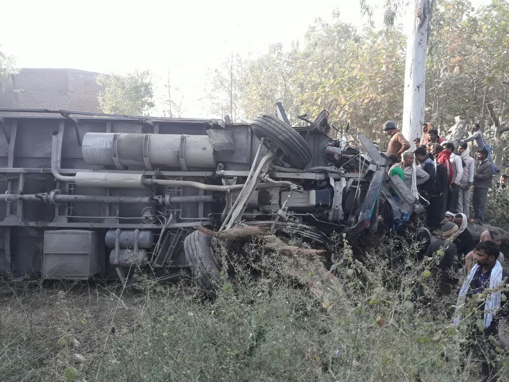 यूपी :  मिर्ज़ापुर में ट्रैक्टर व ट्रक की भिड़ंत, 9 की मौत