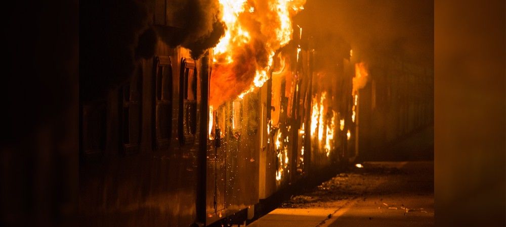 मोकामा-पटना पैसेंजर की 6 बोगियों में लगी आग