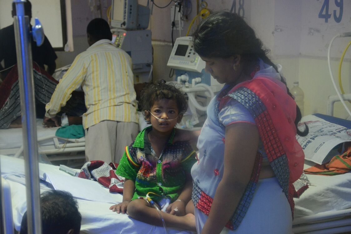 गोरखपुर हादसा : ग्रामीणों ने कहा, यहां बुखार से हर साल होती हैं मौतें