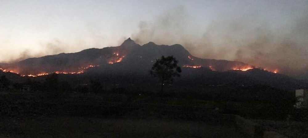मांउट आबू के वन क्षेत्र के कुछ हिस्सों में आग पर काबू पाने के लिए प्रयास जारी 