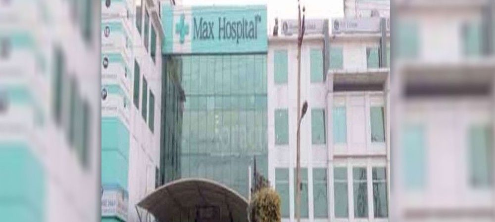 लापरवाही के आरोप में मैक्स हॉस्पिटल के डॉक्टर बर्खास्त