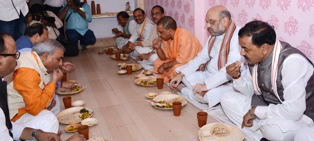 तस्वीरें : बूथ लेवल कार्यकर्ता के घर खाने पर पहुंचे अमित शाह और मंत्रियों समेत योगी