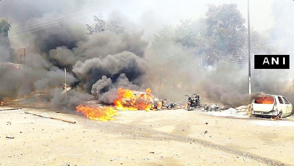 औरंगाबादः पटाखा बाजार में लगी आग, 150 दुकानें और 30 वाहन आग की चपेट में 