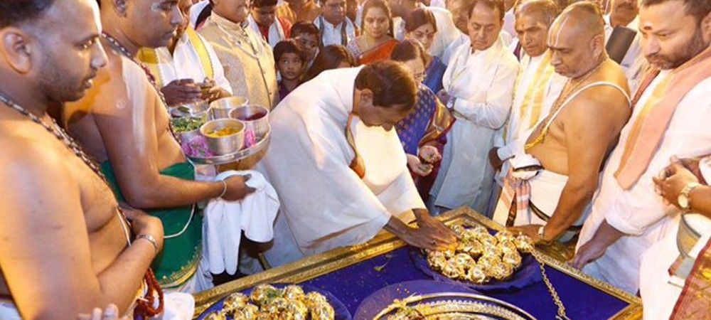तेलंगाना के मुख्यमंत्री ने भगवान वेंकटेश्वर को चढ़ाए पांच करोड़ रुपए के सोने के आभूषण