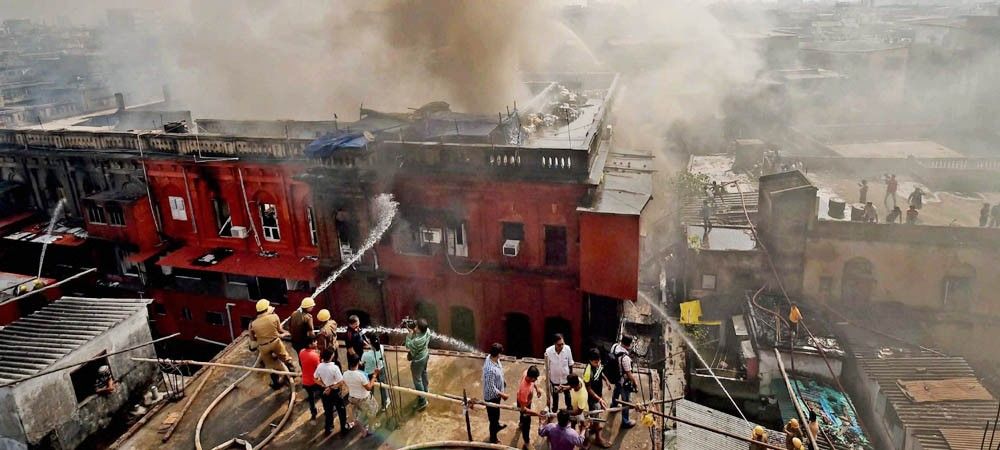 कोलकाता में सौ साल पुरानी इमारत में लगी आग बुझाने में  35 दमकल गाड़ियां जुटीं