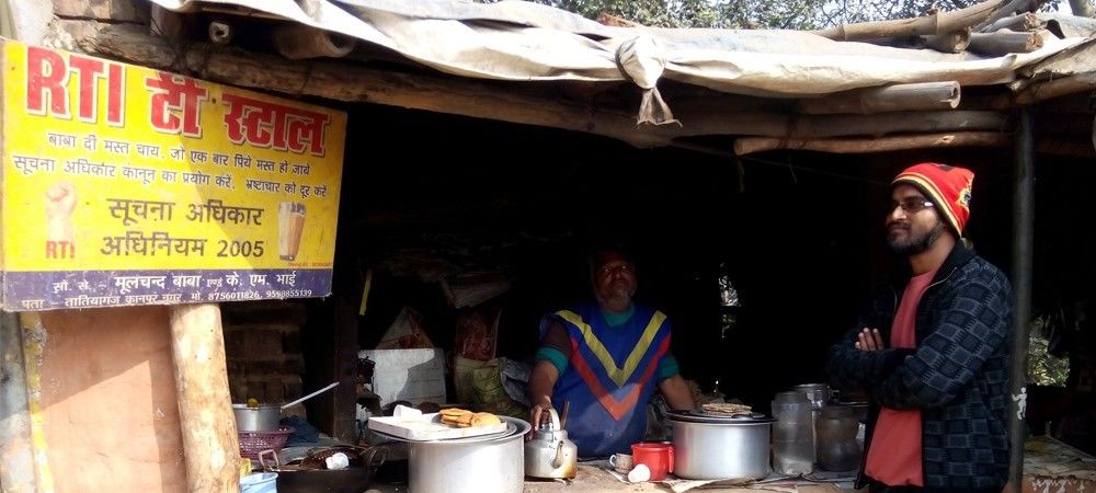 आरटीआई टी स्टाल: चाय की चुस्कियों के साथ ग्रामीण समझते हैं कैसे पाना है अपना हक 