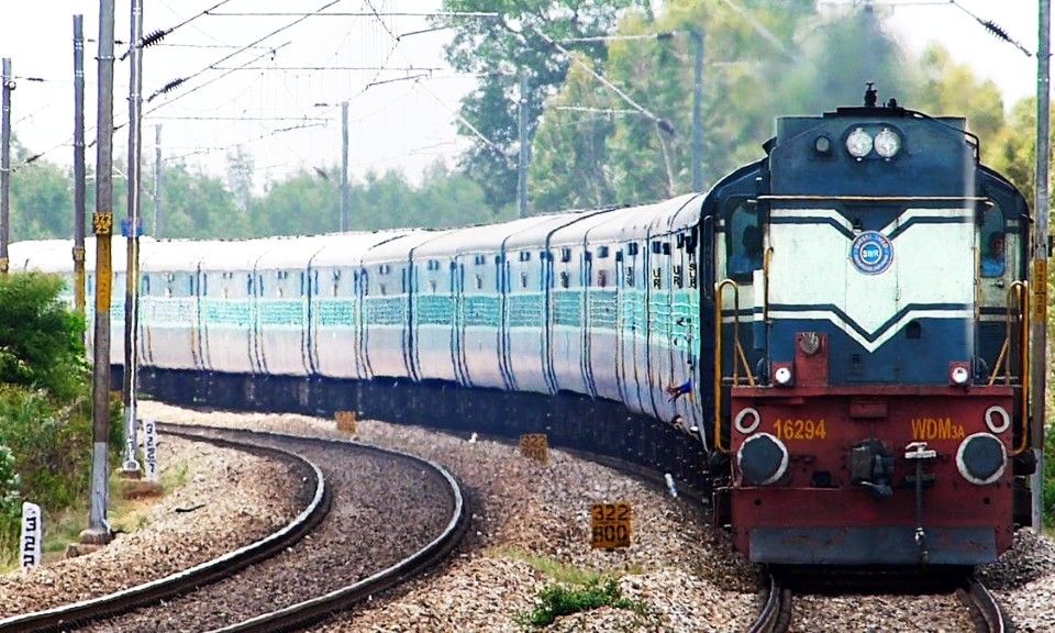 रेलवे ने सिर्फ दो वर्षों में बिजली बिलों में बचाए पांच हजार करोड़ रुपये 