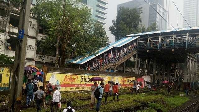 मुंबई के परेल रेलवे स्टेशन के फुटओवर ब्रिज पर भगदड़, 22 लोगों की मौत, 30 घायल