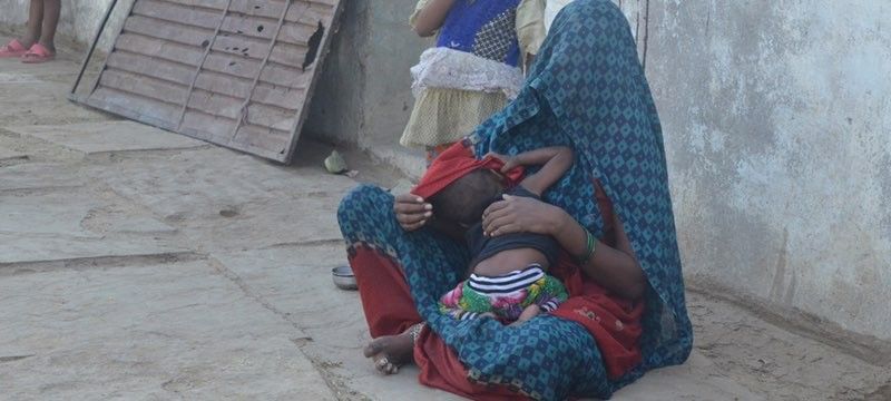 विश्व स्तनपान सप्ताह : मजदूर मां की मजबूरी मज़दूरी करें या बच्चे को कराएं स्तनपान