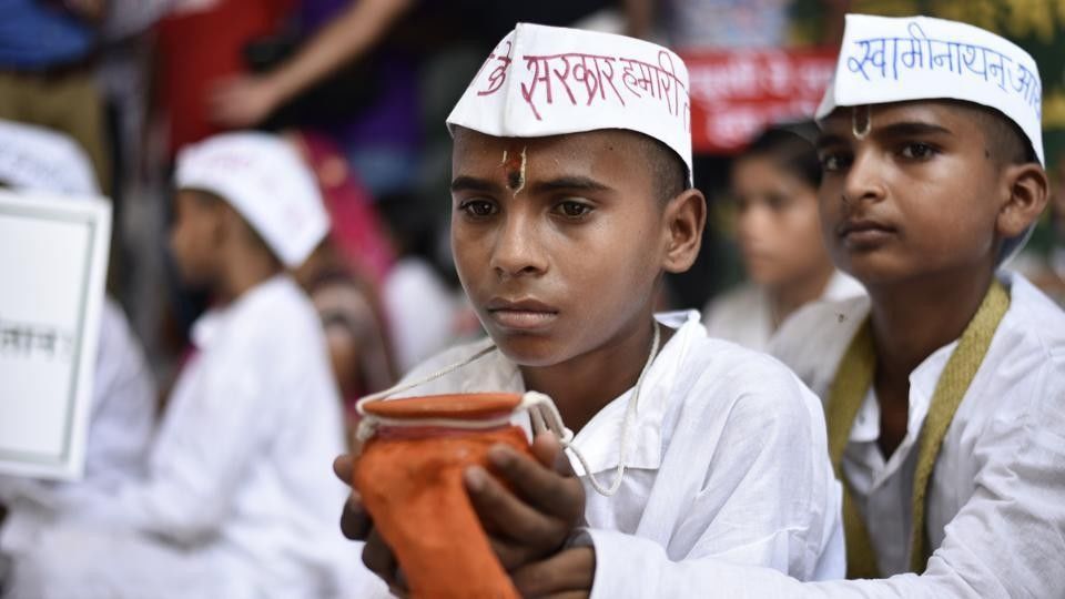 शर्मनाक : खुदकुशी कर चुके महाराष्ट्र के किसानों के बच्चों को मॉल में जाने से रोका