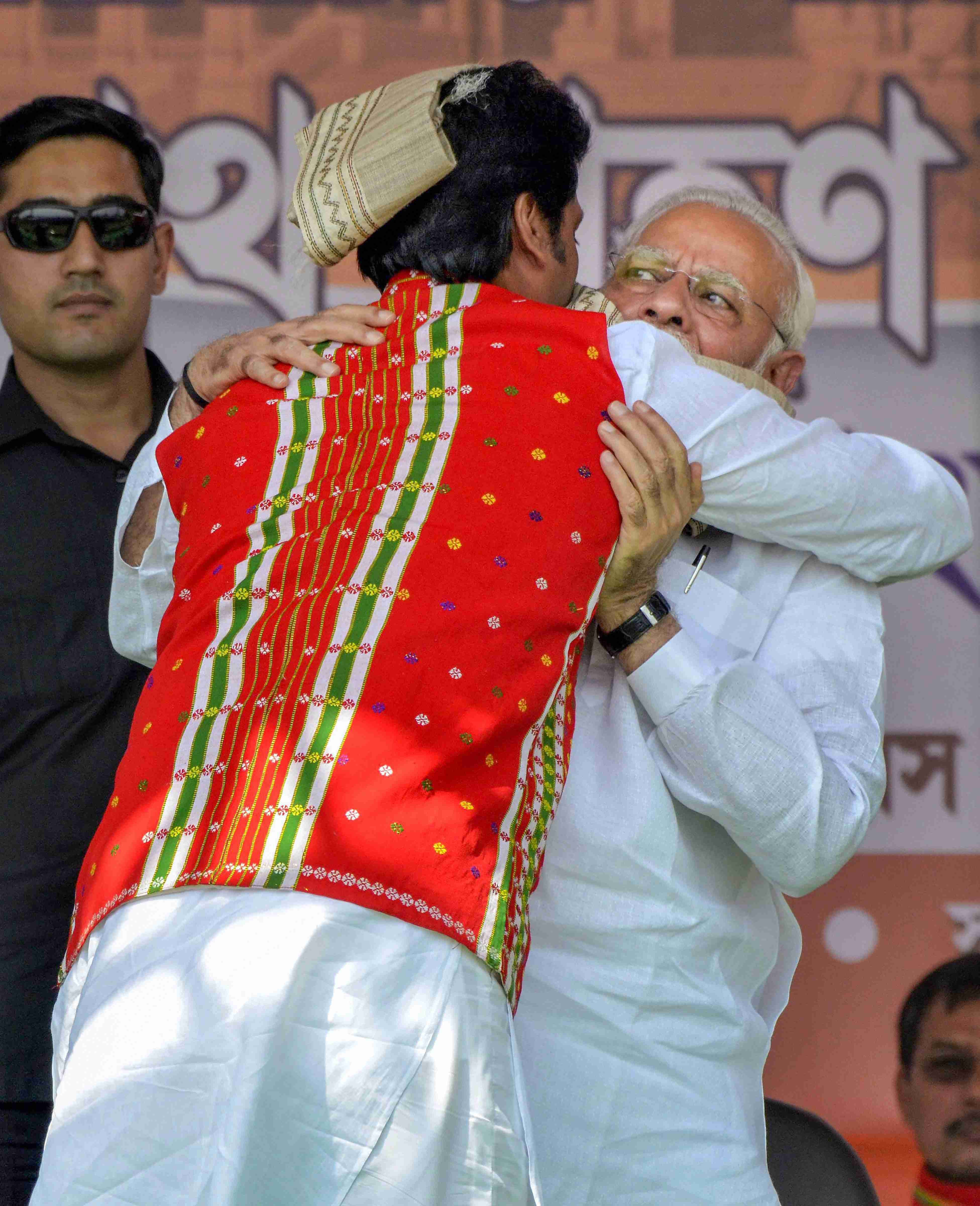 प्रधानमंत्री नरेंद्र मोदी ने बिप्लब कुमार देब को गले लगाकर दी मुख्यमंत्री बनने की बधाई