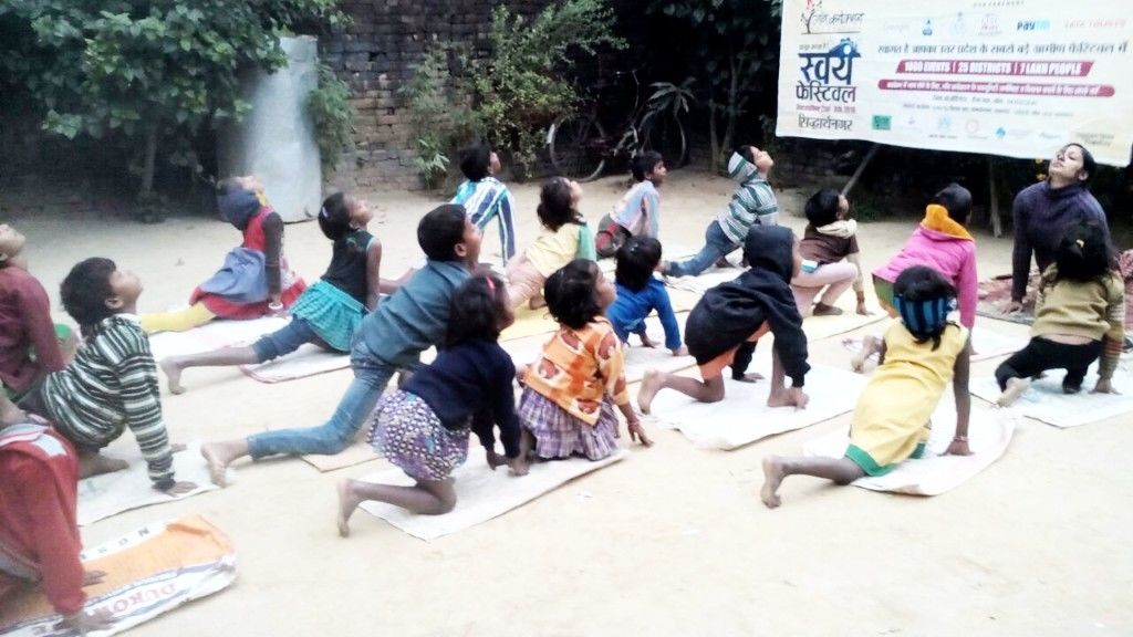 सिद्धार्थनगर में गाँव के बच्चों ने सीखा योग, जानें स्वस्थ सेहत के राज