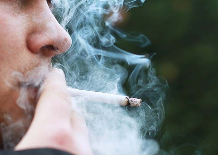 सिगरेट के पैकेट पर छपी चेतावनी से नहीं डरते नशेड़ी: रिपोर्ट