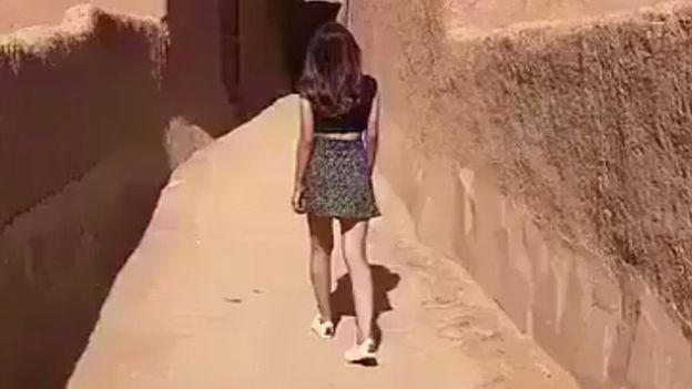 VIDEO: सऊदी अरब में मिनी स्कर्ट पहनकर निकली लड़की, सोशल मीडिया पर बवाल
