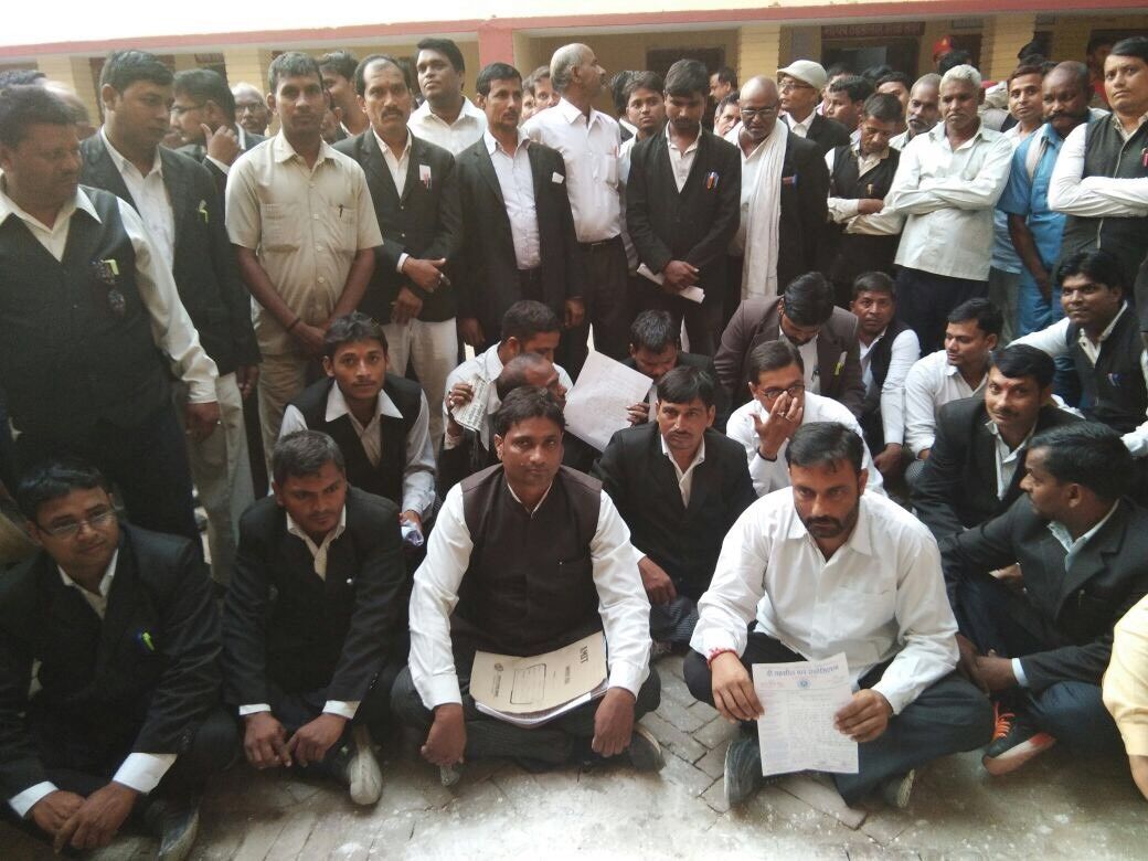 मेरठ में वकीलों पर हुए लाठी चार्ज के विरोध में प्रदेश भर के वकीलों की हड़ताल, आम आदमी परेशान