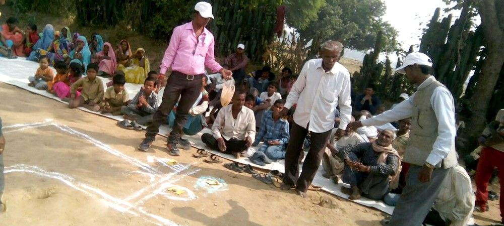 ज़मीन पर नक्शा बनाकर गाँव की गंदगी साफ कर रही ग्राम समितियां
