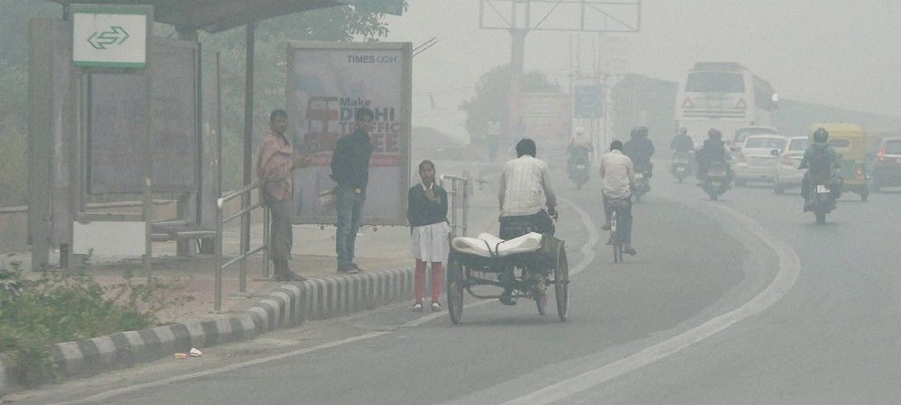 नई दिल्ली में वायु प्रदूषण के गिरते स्तर पर जंतर मंतर पर प्रदर्शन