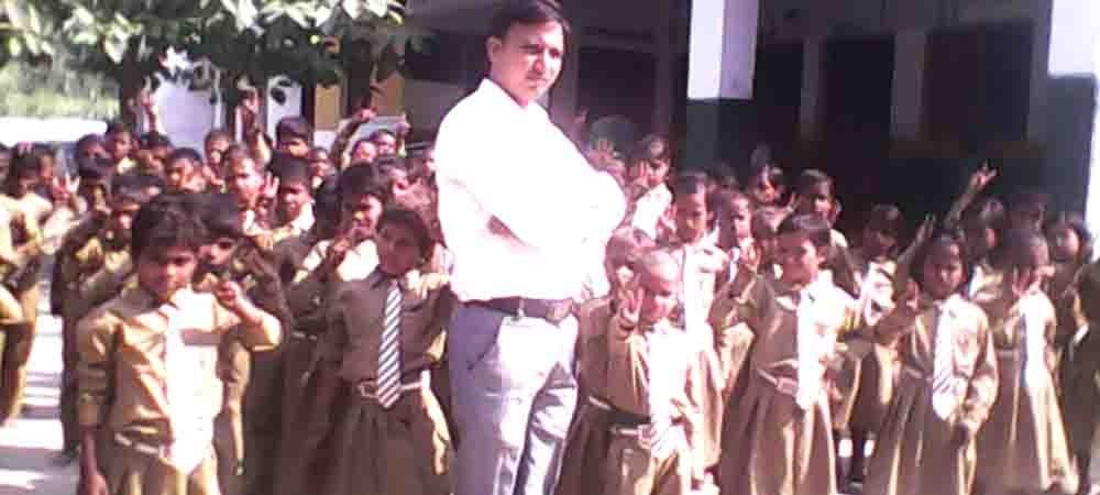 शिक्षक ने खुद ही बदल दी प्राथमिक विद्यालय की सूरत, बच्चे लगाते हैं टाई, माइक से करते हैं प्रार्थना  