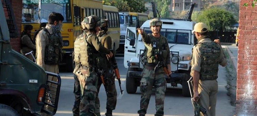 श्रीनगर में सुरक्षाबलों और आतंकियों के बीच गोलीबारी जारी, 2 जवान शहीद