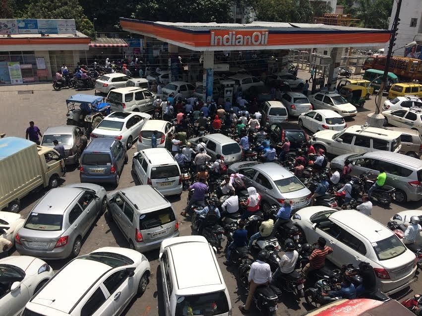 प्रशासन के कड़े रुख के चलते पेट्रोल पंप मालिकों ने वापस ली हड़ताल, पंपों पर लगी भीड़