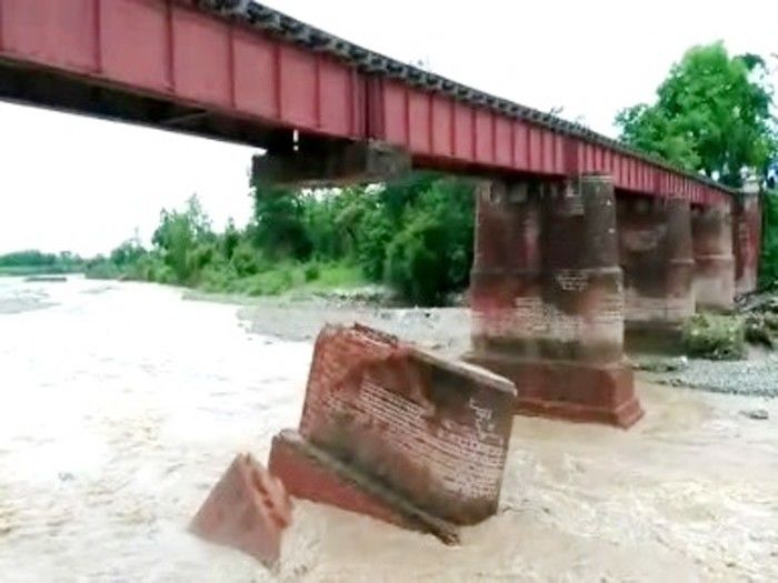बिजनौर में रेलवे पुल का पिलर गिरा, कोटद्वार रुट पर ट्रेनें ठप