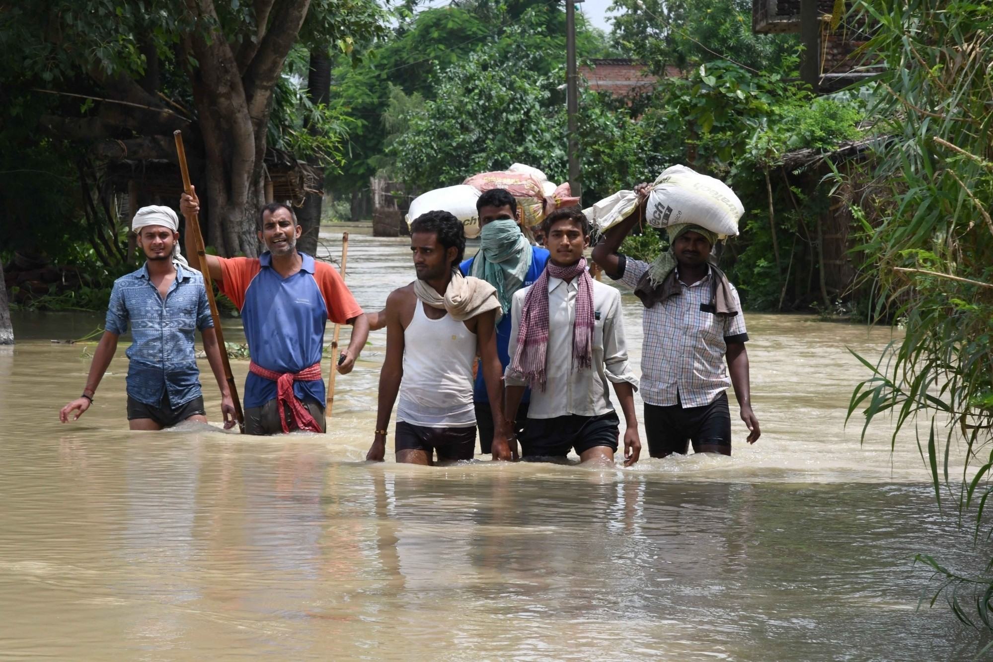 बाढ़ की तस्वीरों को  देखकर इग्नोर करने वाले शहरी हिंदुस्तानियों देखिए, बाढ़ में जीना क्या  होता है 