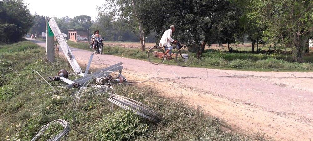 शेखपुर आहरि गाँव में हाईटेंशन तारों से ग्रामीण परेशान